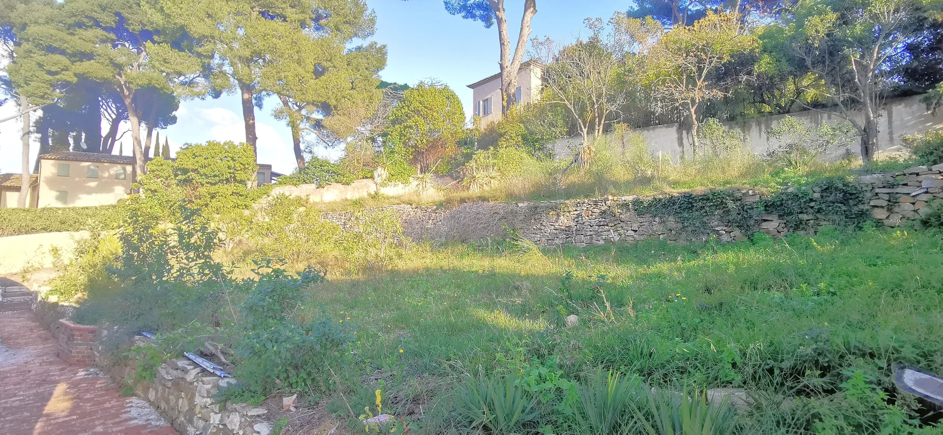 Vente maison individuelle entièrement rénovée Cassis à proximité immédiate du port à pied avec piscine, garage et dépendance