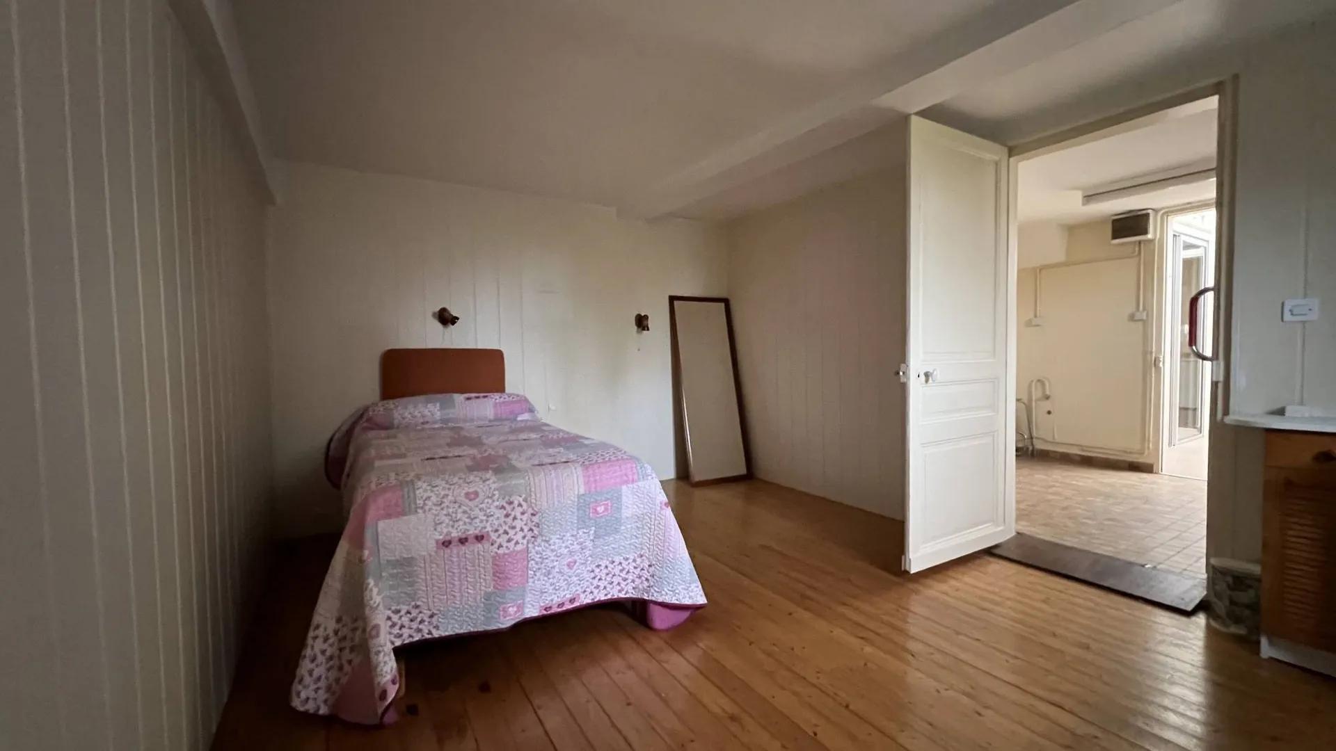 Maison de ville de charmes à rénover, 176m² habitables, 8 chambres, sous-sol complet et patio, située en plein centre historique de Eu 76260.