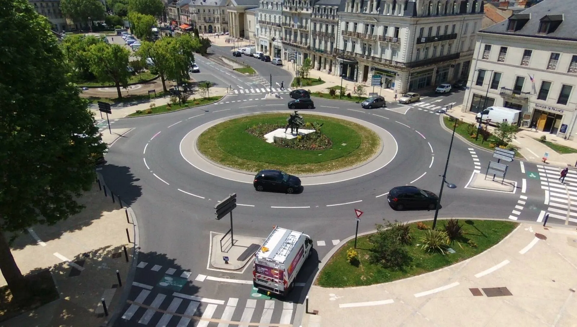 Réhabilitation des voiries et trottoirs à Périgueux avec giratoire et voie douce vélo