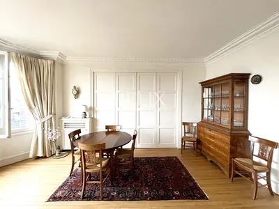 Lieu unique à la vente, situé au 3ème étage d'un bel immeuble 1930, bel appartement traversant de 107,39 M2 à Saint-Germain-en-Laye.