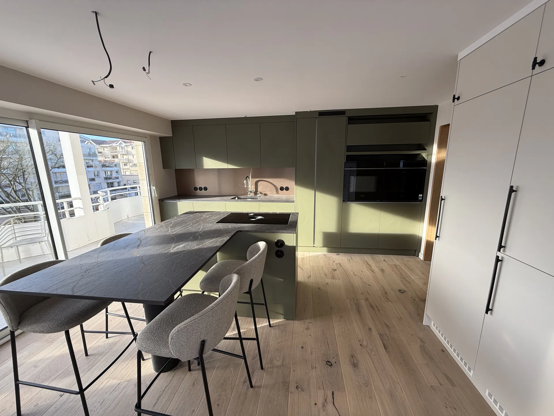 Fabrication et pose d'une cuisine sur mesure avec îlot central en Gironde – Lacoste Agencement