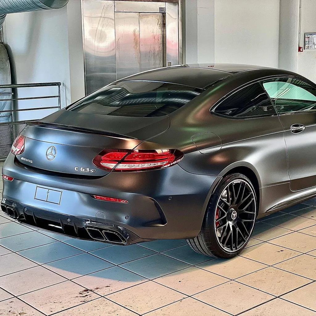 Pose de protection PPF sur la carrosserie d'une Mercedes C63 S AMG à Lyon dans le Rhône