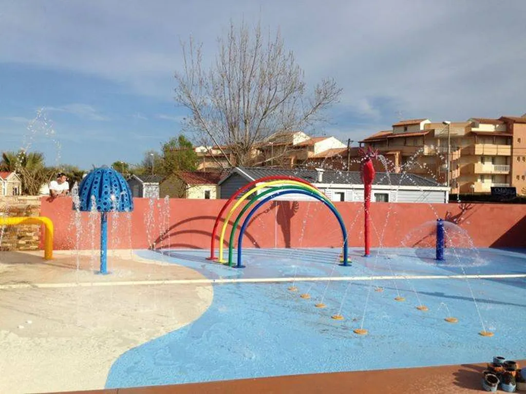 je recherche une piscines a fond bleu sur vias plage 