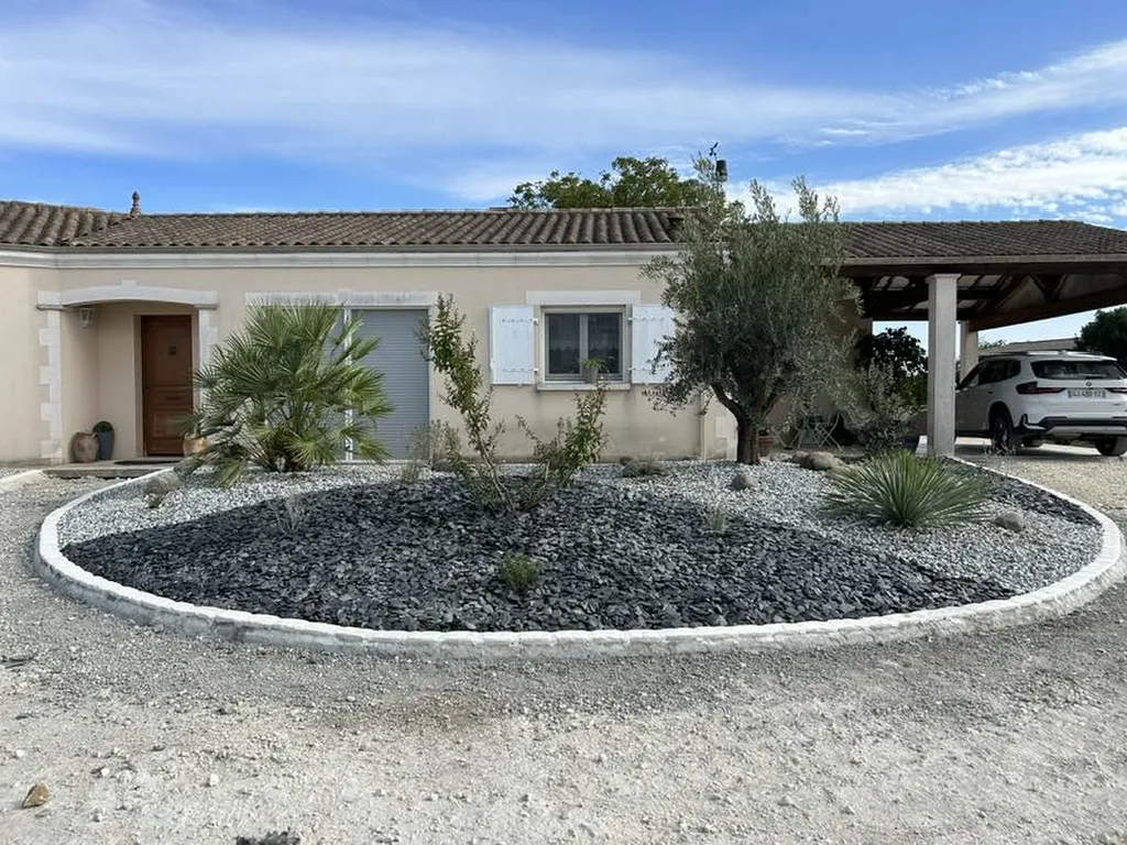 Aménagement de jardin minéral : Création d’un îlot végétal par Green Garden Paysage à Royan.