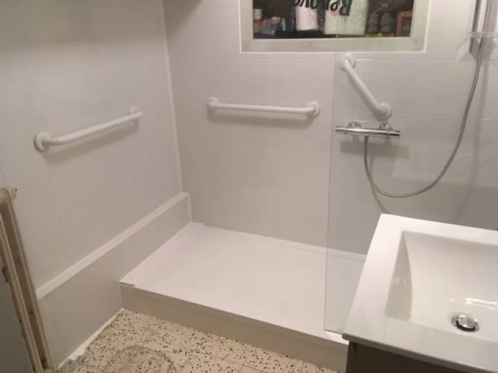 Douche idéale remplacement de baignoire par douche sénior sécurisée à Palaiseau Essonne (91) IdF