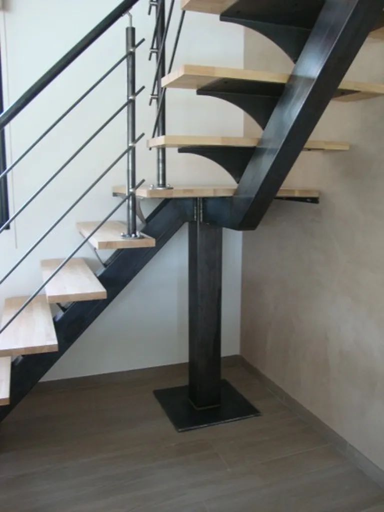 ESCALIER MODERNE POUR  INTERIEUR DE LA MAISON 