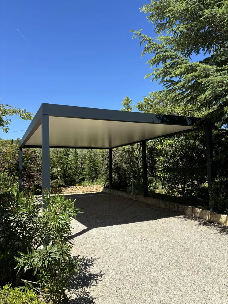 Installation d’un carport en aluminium gris anthracite à Saint-Saturnin-lès-Apt (84490)
