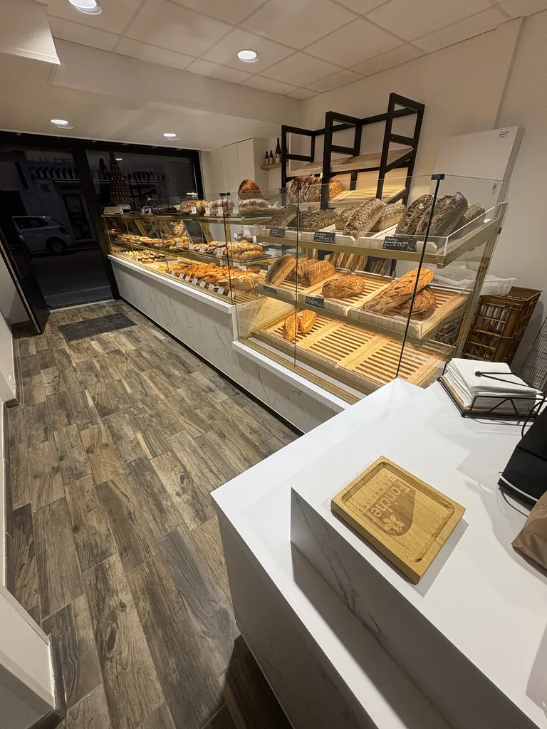 Aménagement intérieur d’une boulangerie avec comptoir en stratifié effet marbre à Fécamp