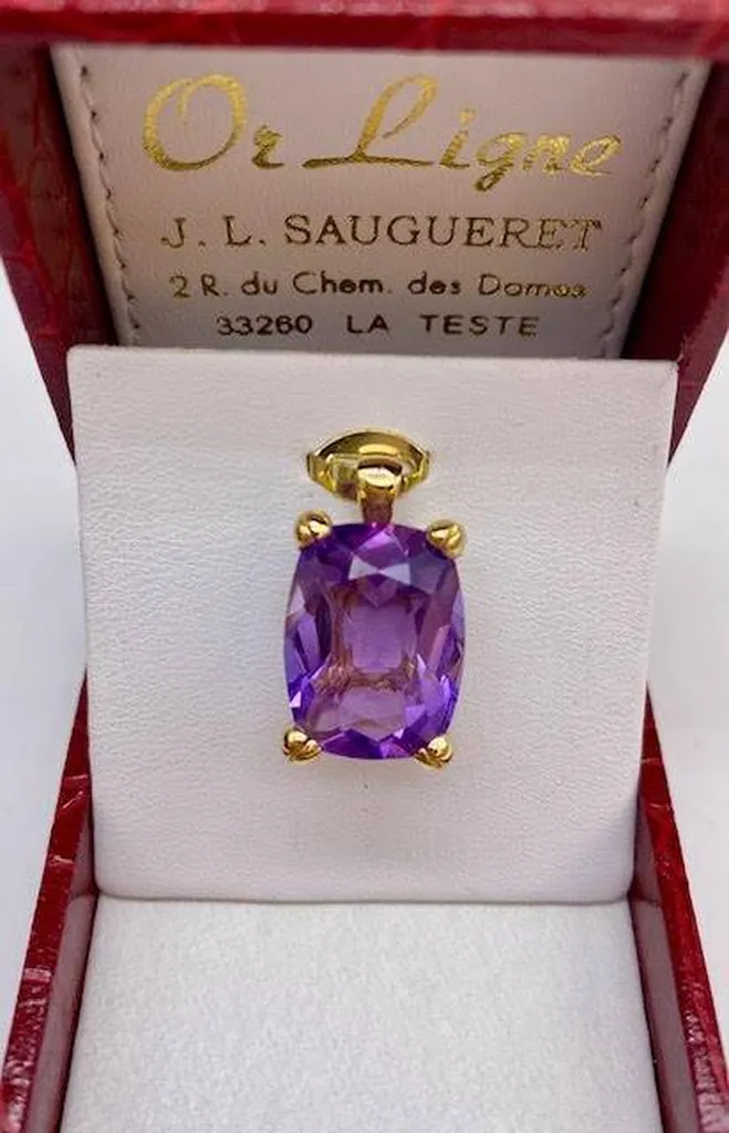 Sublimez votre Élégance avec le Pendentif Améthyste d'Or Jaune d'Or Ligne près de Bordeaux