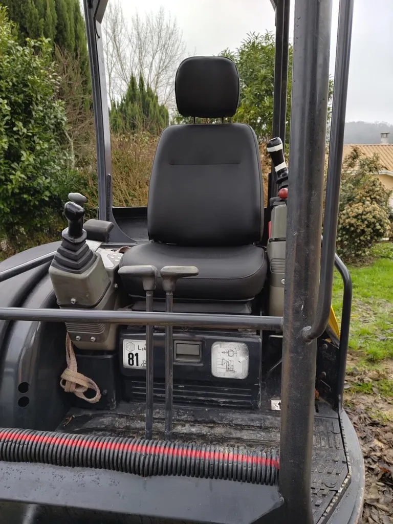 Sellerie professionnelle : remise à neuf du siège de minipelle d’un artisan bordelais