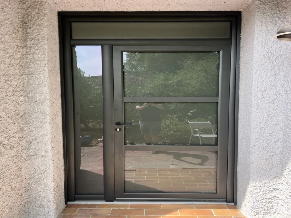 Installation porte d’entrée aluminium sur mesure Alyséane avec imposte et fixe vitrés décor dépoli à L’Union