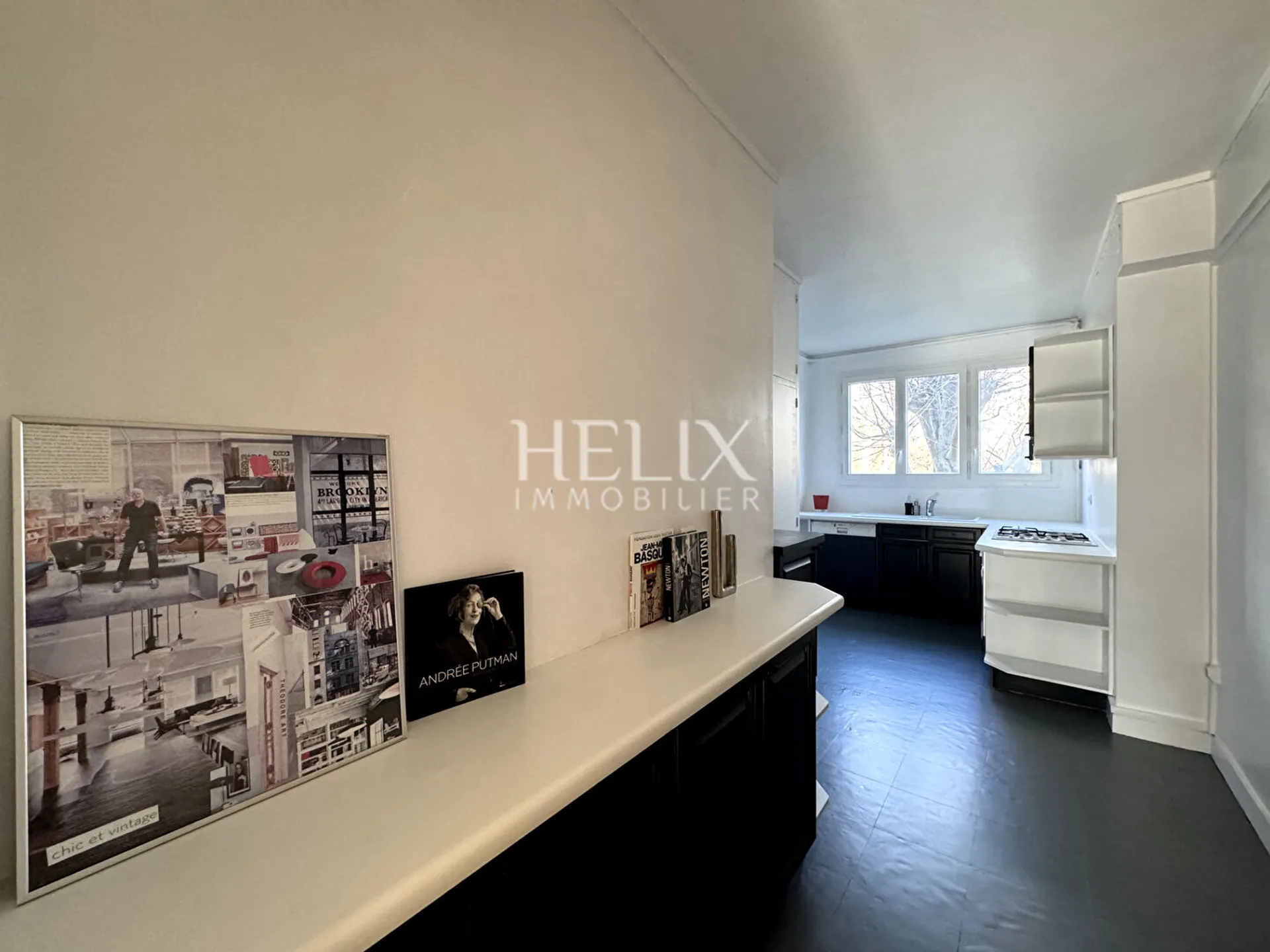 A vendre appartement ensoleillé avec balcon de 87,53 M² à Saint Germain en Laye, il se situe au 1er étage avec ascenseur, une triple exposition, le calme absolu,