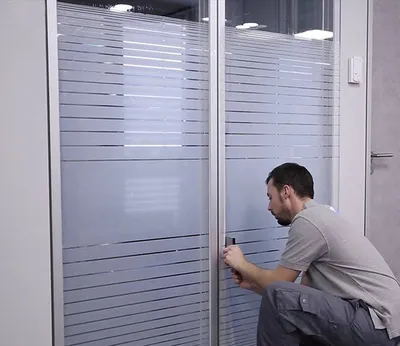 Films d’intimité personnalisés pour espaces de coworking et régies immobilières à Môtiers