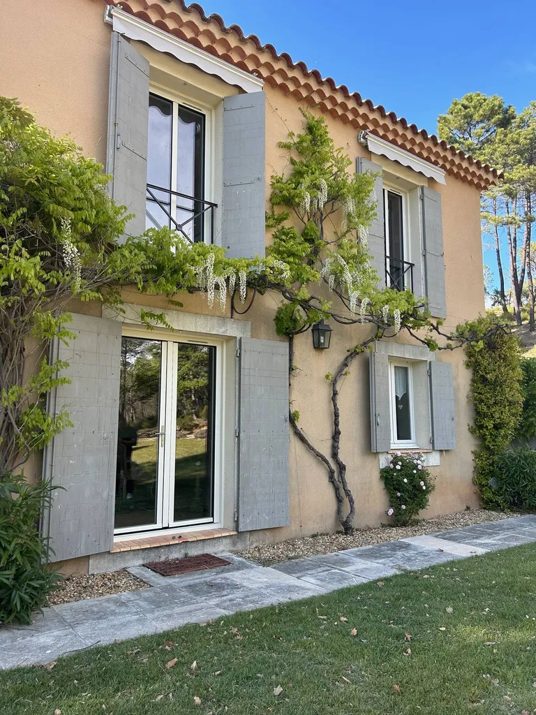 Installation de menuiseries en aluminium ton pierre (RAL 1013) de la marque OuvertureS à Roussillon