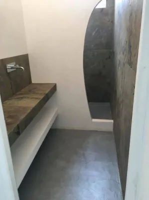 SALLE DE BAIN : SOL METALDECO ALU TERRE DU MONDE , mur à droite, douche TERRE DU MONDE