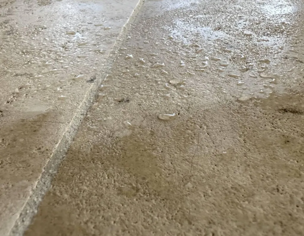 Francepierre, situé au 36 rue de Bourgogne à Paris, uniquement sur RDV en ligne https://resaclick.net/francepierreparis.  Nos usines et ateliers sont en Dordogne (Nouvelle-Aquitaine) et dans le Gard (Occitanie).