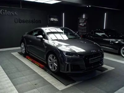 Détail sur la finition parfaite du film de protection PPF XPEL posé sur cette Audi TT sportive.