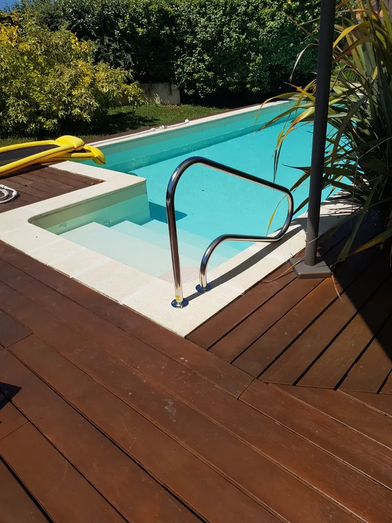 remplacer un liner de piscine jauni par une membrane 90/100 de haute résistance et garantie 15 ans au Cap-Ferret