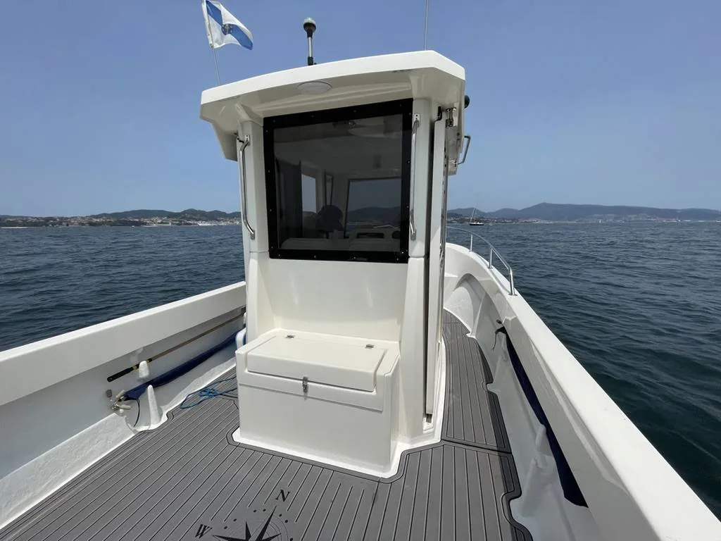 Acheter un bateau de pêche avec cabine et moteur hors bord 