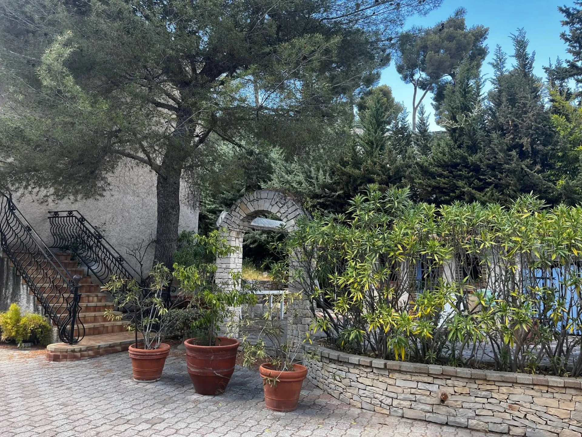 Maison Cassis  proche centre et composée de 2 appartements