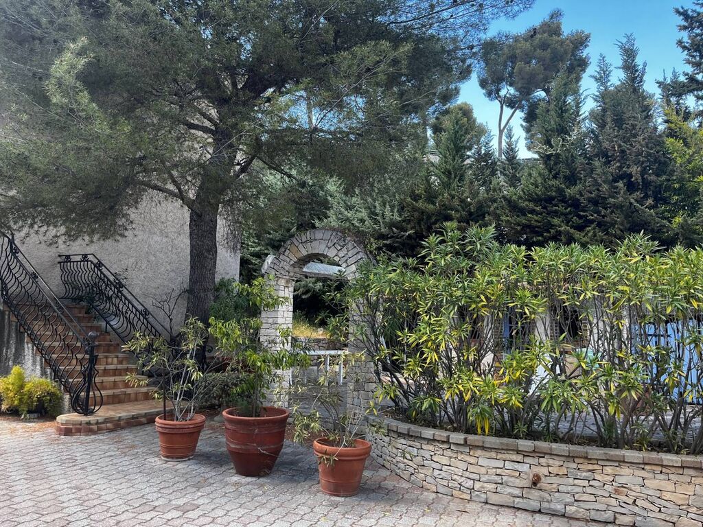 Maison Cassis  proche centre et composée de 2 appartements