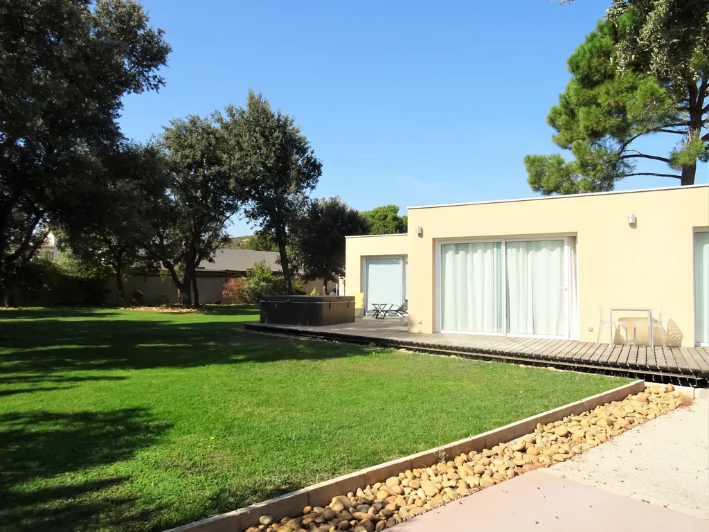 VILLENEUVE-LES-AVIGNON, maison contemporaine avec piscine et annexes dans quartier recherché   