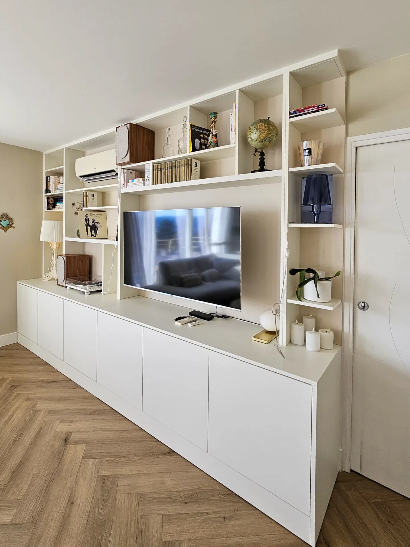 Agencement meuble TV sur mesure avec rangements intégrés et lignes épurées à Aubenas en Ardèche