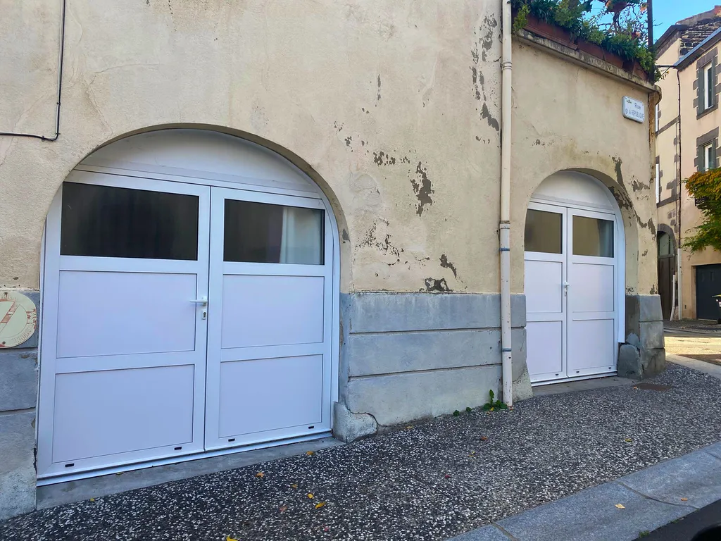 Installation de portes de garage deux vantaux alu blanc avec imposte cintrée à Aubière près de Clermont-Ferrand dans le Puy-de-Dôme par l'entreprise 3 Baies