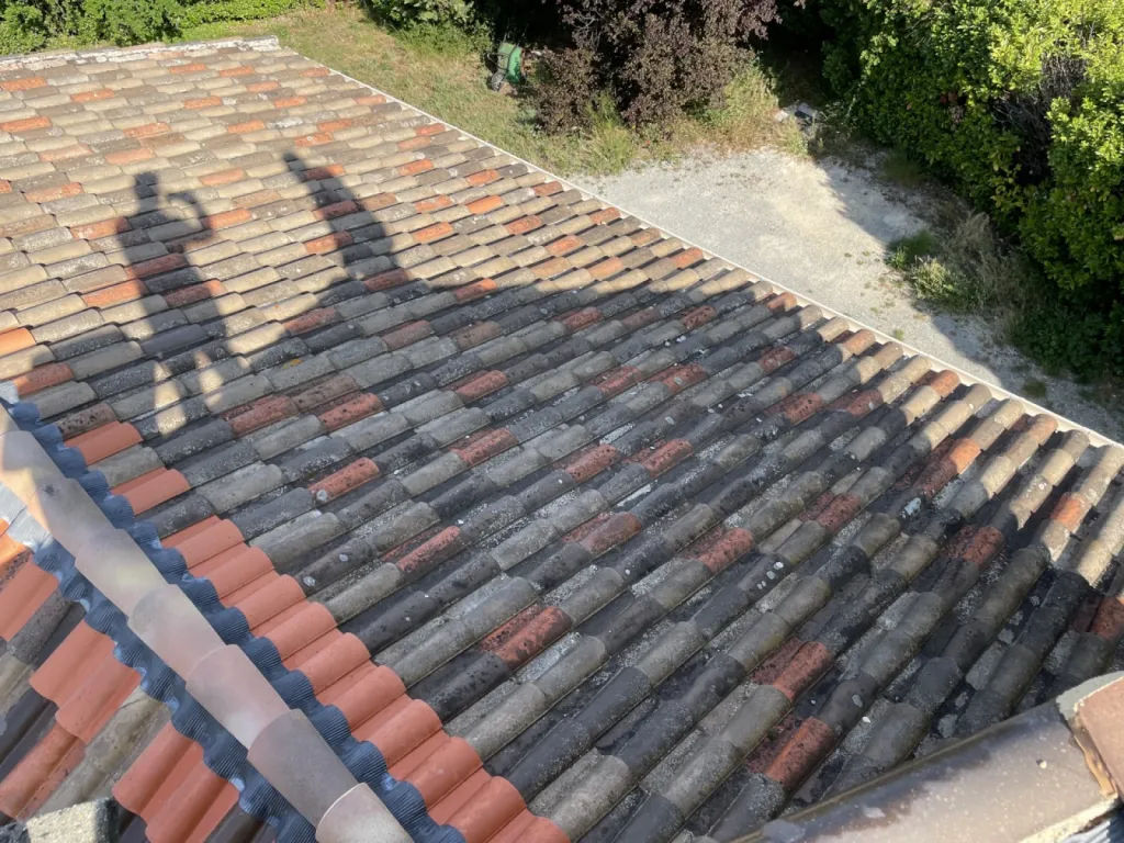 Nettoyage de toiture en tuile mécanique Romane d'une maison individuelle sur Martigues