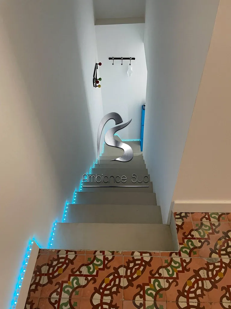 Rénovation et modernisation d’un escalier en béton ciré taloché à Ventabren dans le 13