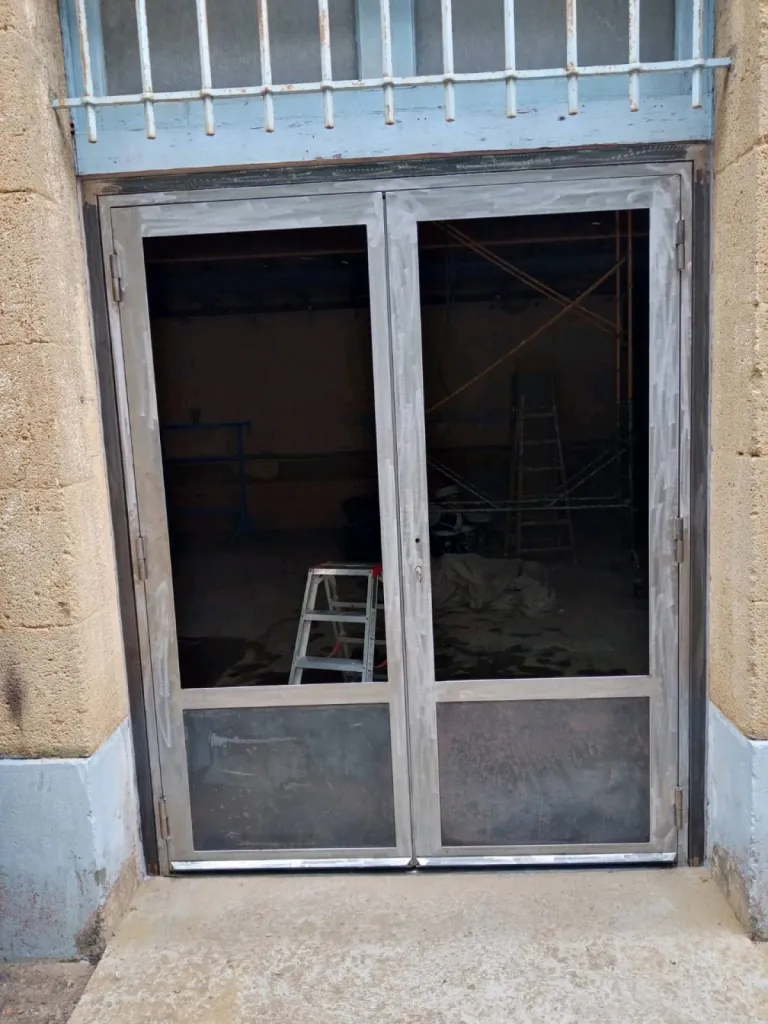 FABRICATION ET VENTE DE PORTE GRILLE MÉTALLIQUE POUR UNE EPICERIE PRES DE LA FARE DES OLIVIERS