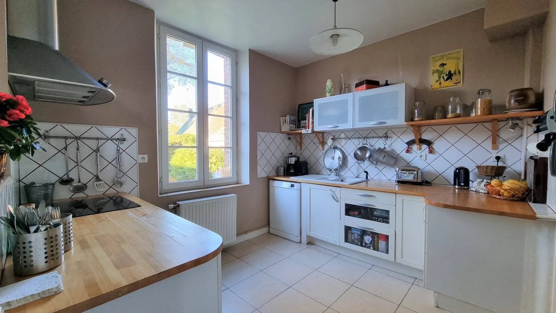 A vendre très belle propriété de 225 m² habitables, 5 chambres, piscine couverte, à 5 km de tous commerces 76260 et 10 km de la mer.