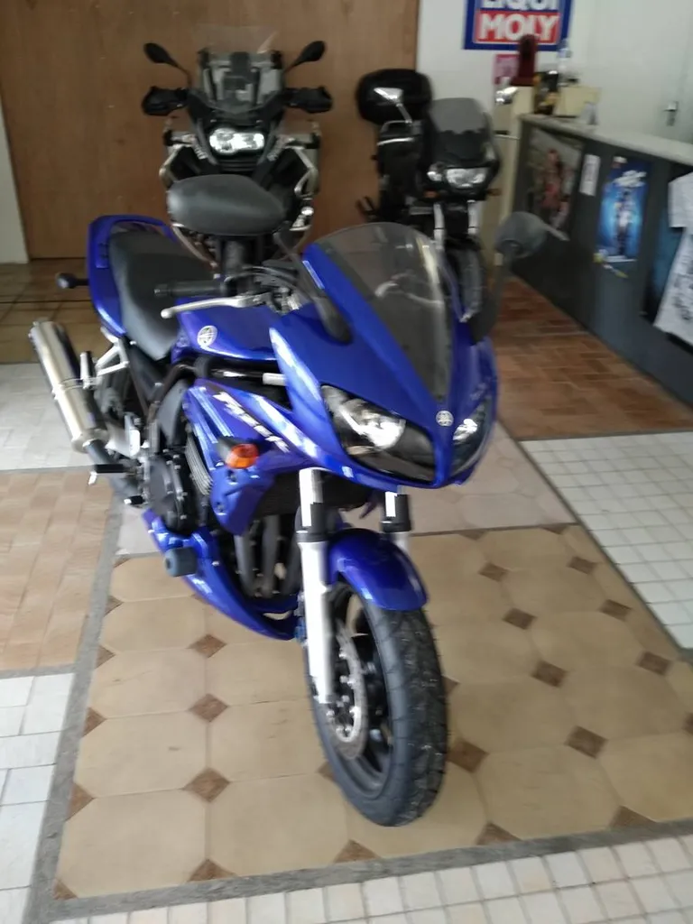 Moto d'occasion faible kilométrage, Yamaha Fazer 600 à Epouville 76 proche du Havre.