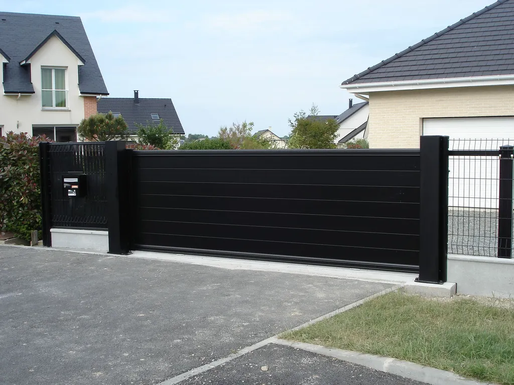 Installation de Portail en aluminium Coulissant Motorisé, Modèle Moderne Coloré Sur-Mesure à Bourgtheroulde dans l'Eure 27 et Bosroumois