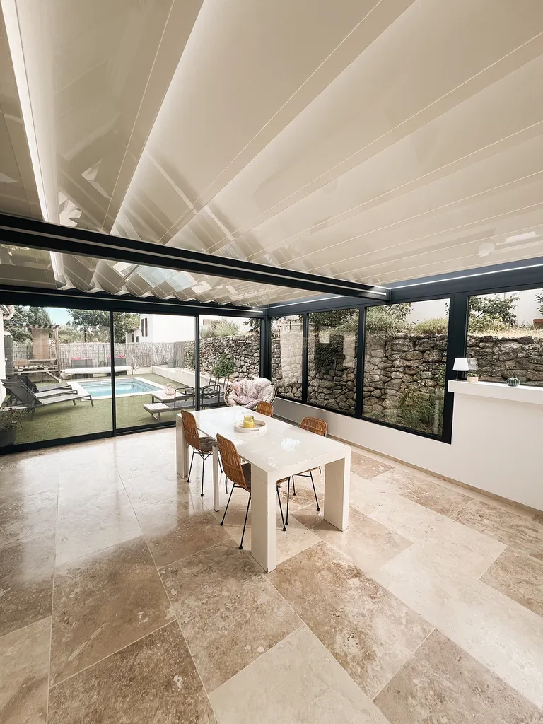 Extension Ciel Ouv'air rétractable avec vue sur la piscine proche de Pertuis