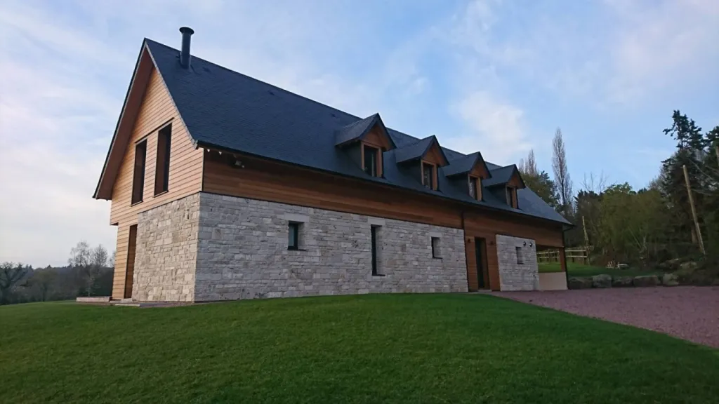 Honnet - Trouver un constructeur de maisons mixtes moderne ossature bois pierres en Red Cedar de forme traditionnelle à Bois Guillaume proche Yvetot en Seine Maritime 76