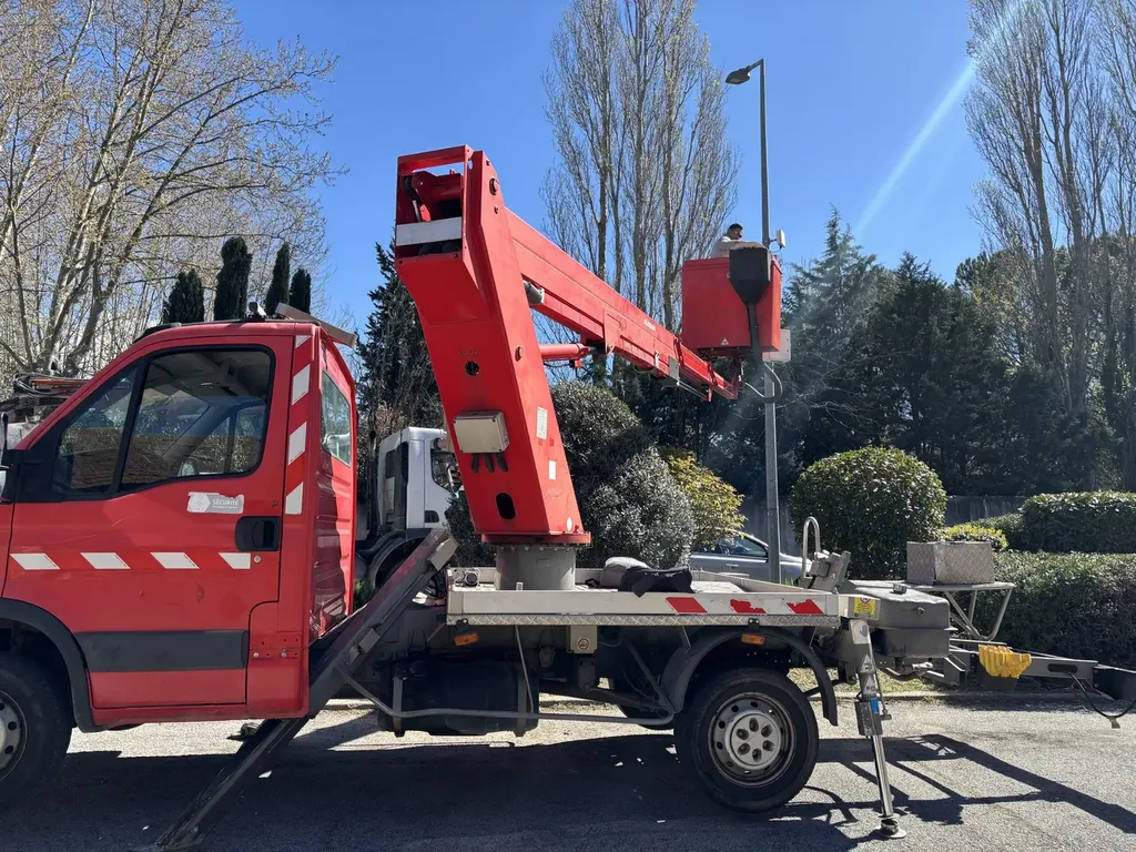Chantier de vidéoprotection urbaine avec nacelle et zone balisée pour la Ville de Trets