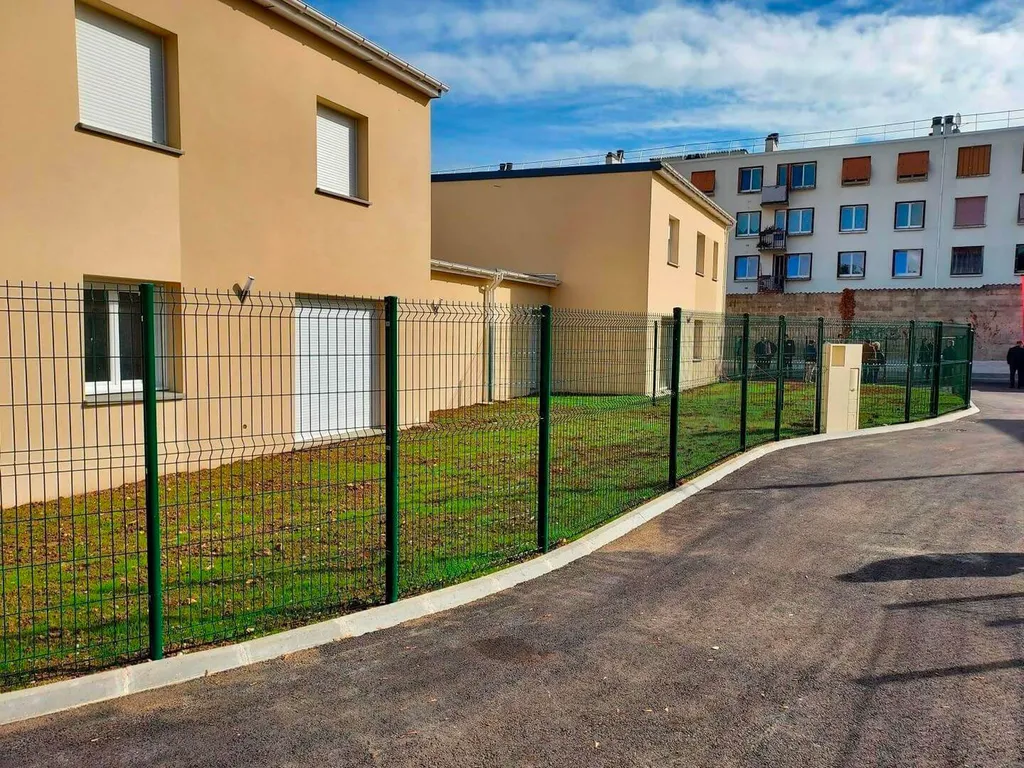 Aménagement d’un lotissement : engazonnement et pose de clôtures pour Maison Pierre