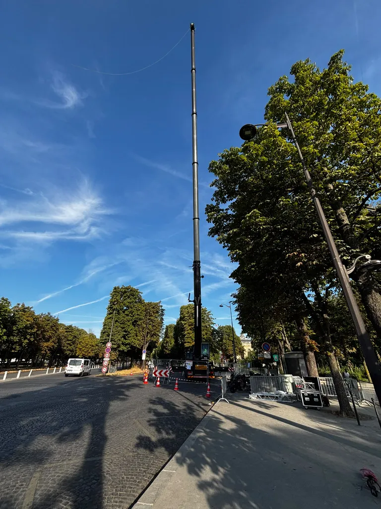 Location de grue mobile en accroche à Paris : Suspendre une structure scénique à trente mètres au-dessus des pavés