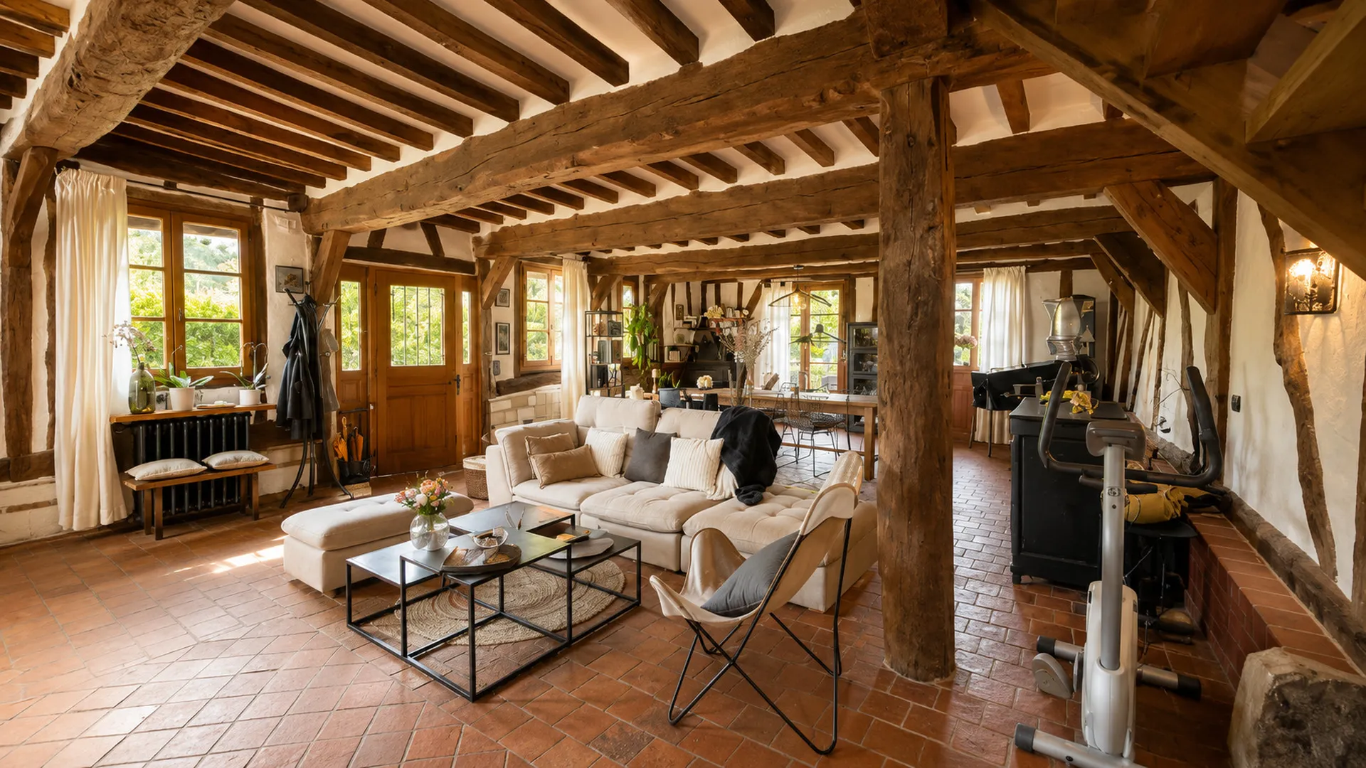 Maison de caractère à vendre en Seine-Maritime : Une bâtisse historique de 170 m² avec un vaste séjour et salle à manger de 75 m².