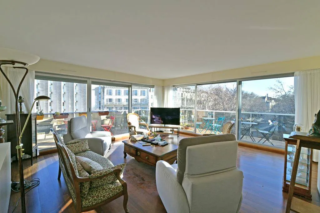 AVIGNON INTRAMUROS : EXCEPTIONNEL ET RARE APPARTEMENT PLEIN SUD    