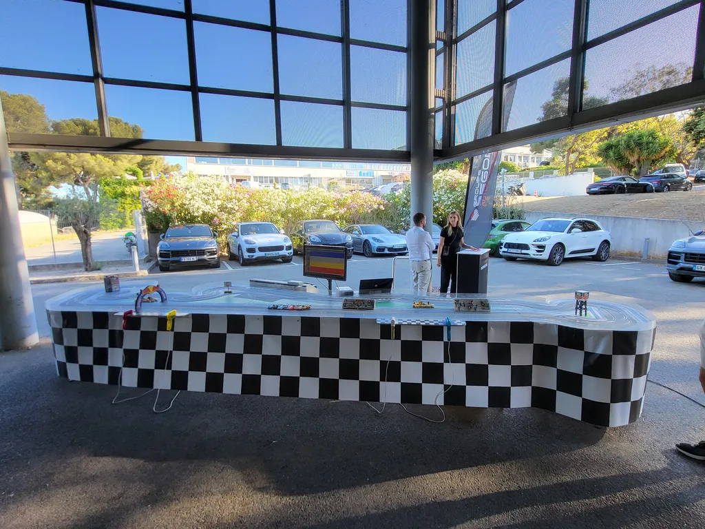 Installation dans un centre Porsche à l'occasion d'une soirée organisée pour les clients.