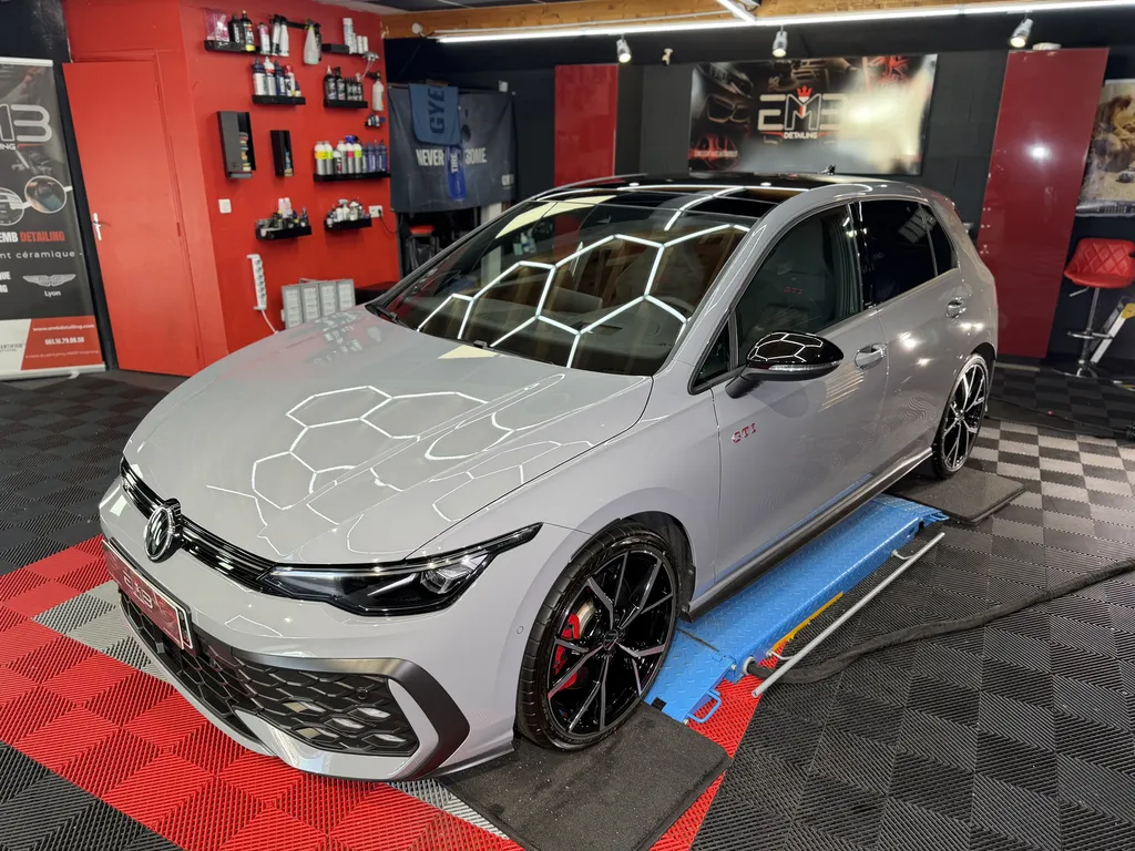 Rénovation carrosserie et traitement céramique Volkswagen Golf 8 GTI à Dardilly proche Lyon avec polissage professionnel par EMB DETAILING