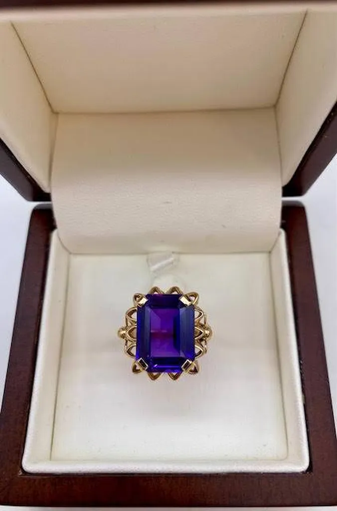 Sérénité en Violet : La Bague Or 18 Carats et Améthyste de Synthèse chez Or Ligne en Gironde