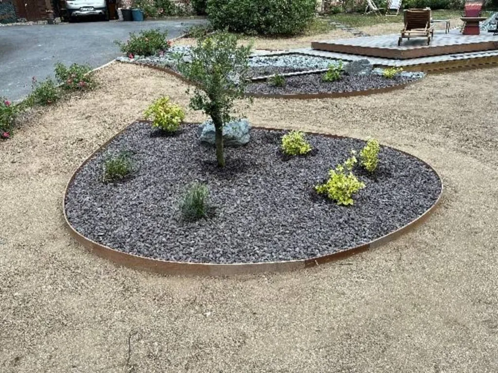 Réalisation de massif pour aménager le pourtour d'une piscine + engazonnement