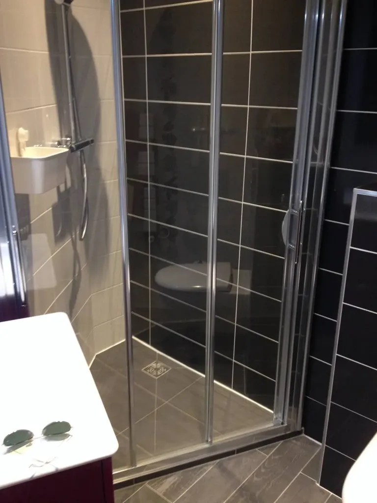 Installation d’un meuble vasque lors de la rénovation d’une petite salle de bains à Lyon (Rhône – 69)