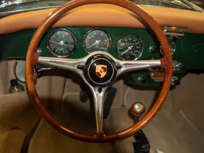 Vue rapprochée de la Porsche 356 verte après un polissage complet, montrant la brillance restaurée de la peinture et la protection fournie par le traitement céramique.