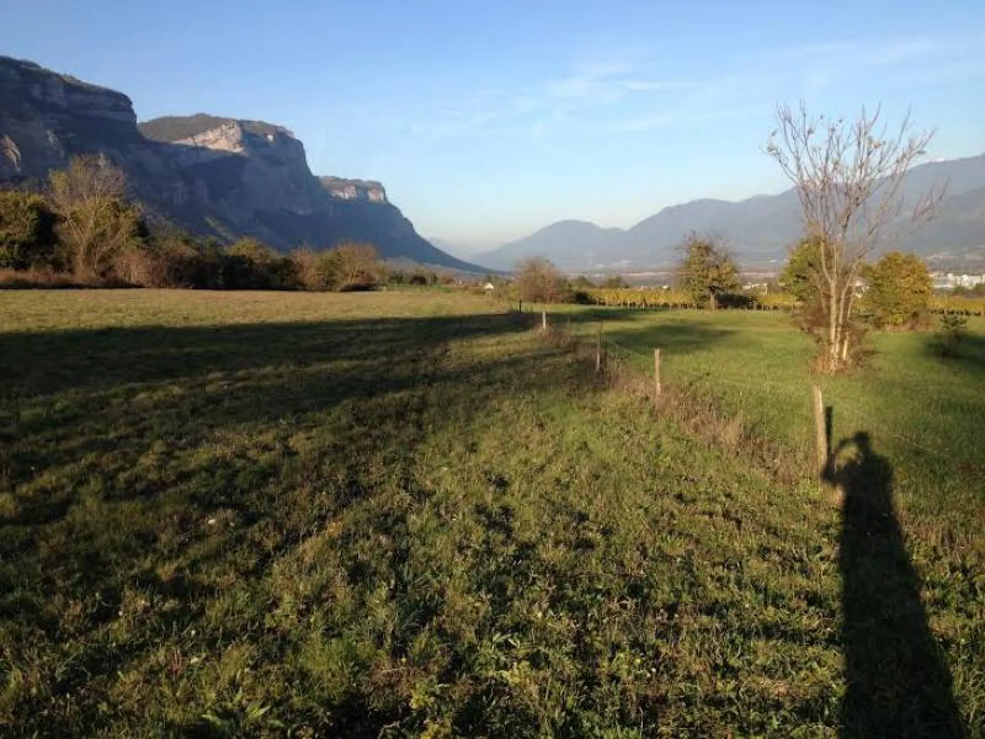 Epandage du compost de l'eco-digesteur organique sur prairie