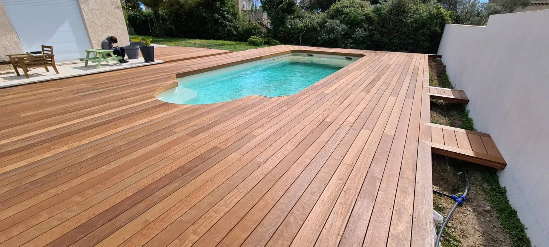Création d'un tour de piscine en bois à sausset les pins dans les Bouches-du-Rhône
