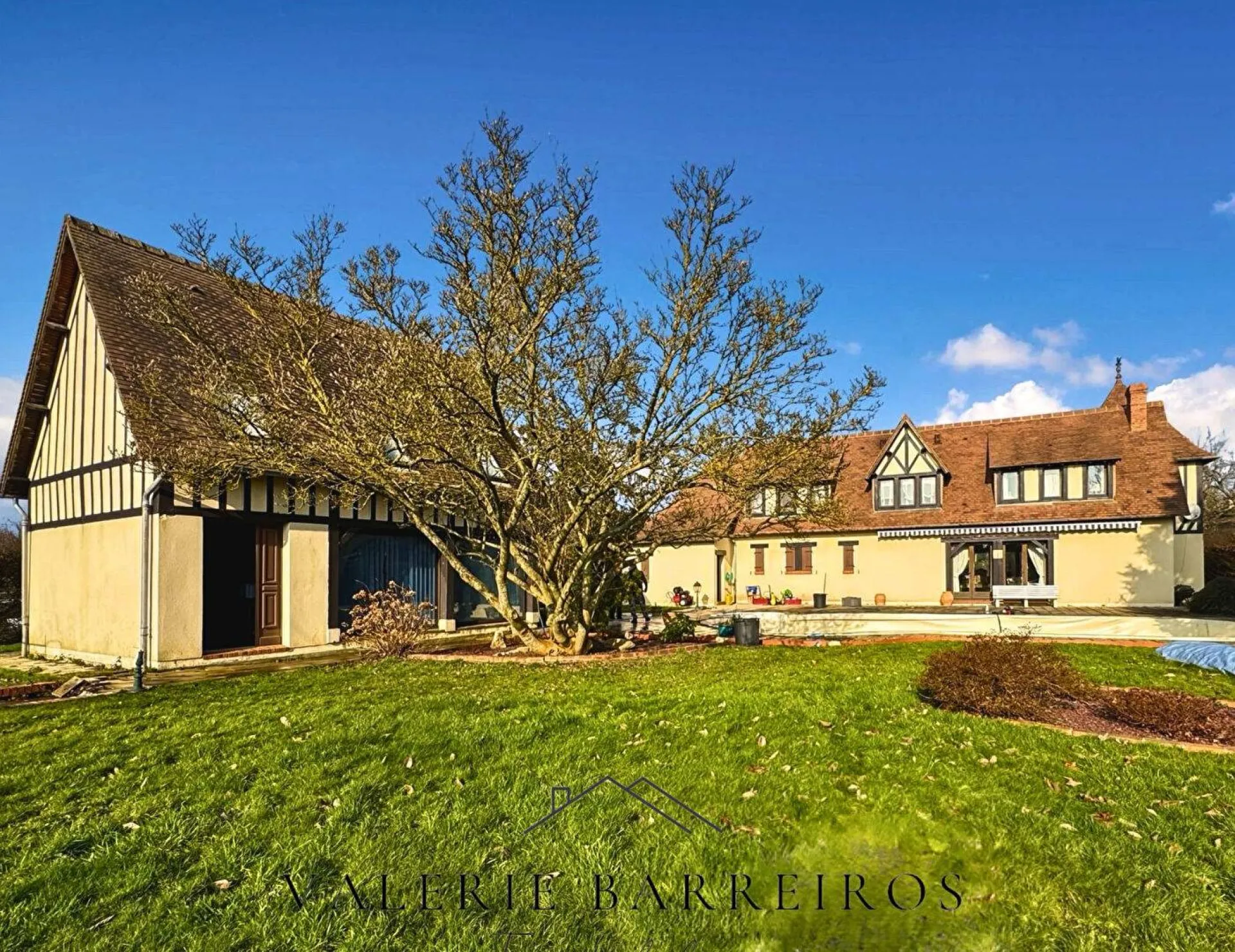 Maison de 207m2 édifié sur un terrain de 4363m2 situé dans la commune de La Londe